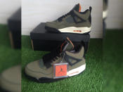 <p>Im Jahr 2005 entstand das Modell Nike Air Jordan 4 Undefeated – eine limitierte Auflage mit nur 72 Paar Sneakern. Die konnten aber nicht frei im Handel verkauft werden, sondern wurden an besondere Freunde von Nike verschenkt. Um so ein Exemplar in die Hände zu bekommen, zahlen Sammler bis zu 16.936 Euro. (Bild-Copyright: sneakersnet16/Instagram) </p>