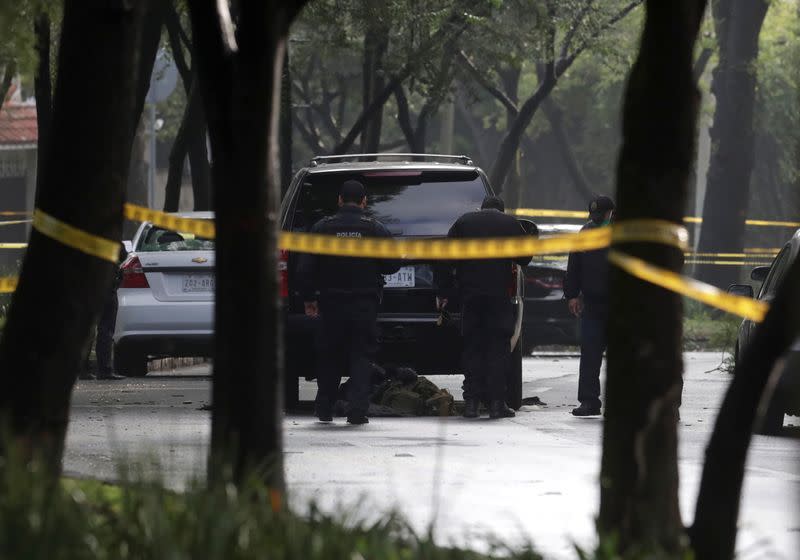 Agentes de policía cerca de un vehículo después del atentado contra el secretario de seguridad pública de la capital mexicana, Omar García Harfuch, en la Ciudad de México.