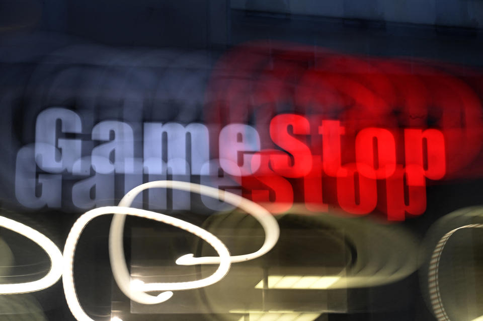 Logo sprzedawcy gier wideo GameStop jest widoczne w sklepie w Düsseldorfie w zachodnich Niemczech 19 stycznia 2022 r.  (Zdjęcie: INA FASSBENDER/AFP) (Zdjęcie: INA FASSBENDER/AFP za pośrednictwem Getty Images)