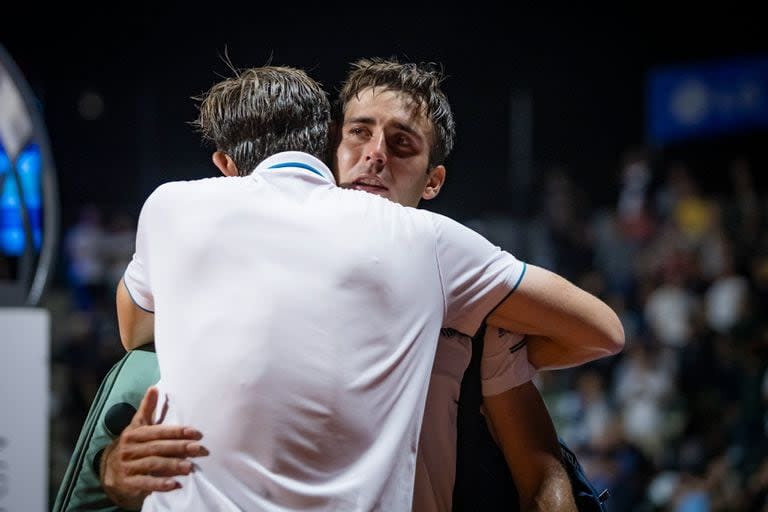 Tomás Etcheverry recibe el consuelo de su rival, el chileno Nicolás Jarry; el argentino abandonó su partido de cuartos de final del Argentina Open por una lesión en la pierna derecha