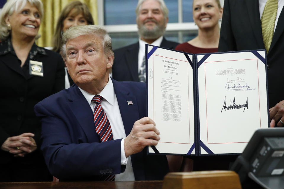 El presidente Donald Trump muestra su firma con la que se promulgó la ley federal PACT contra la crueldad a los animales.  (AP Photo/Patrick Semansky)