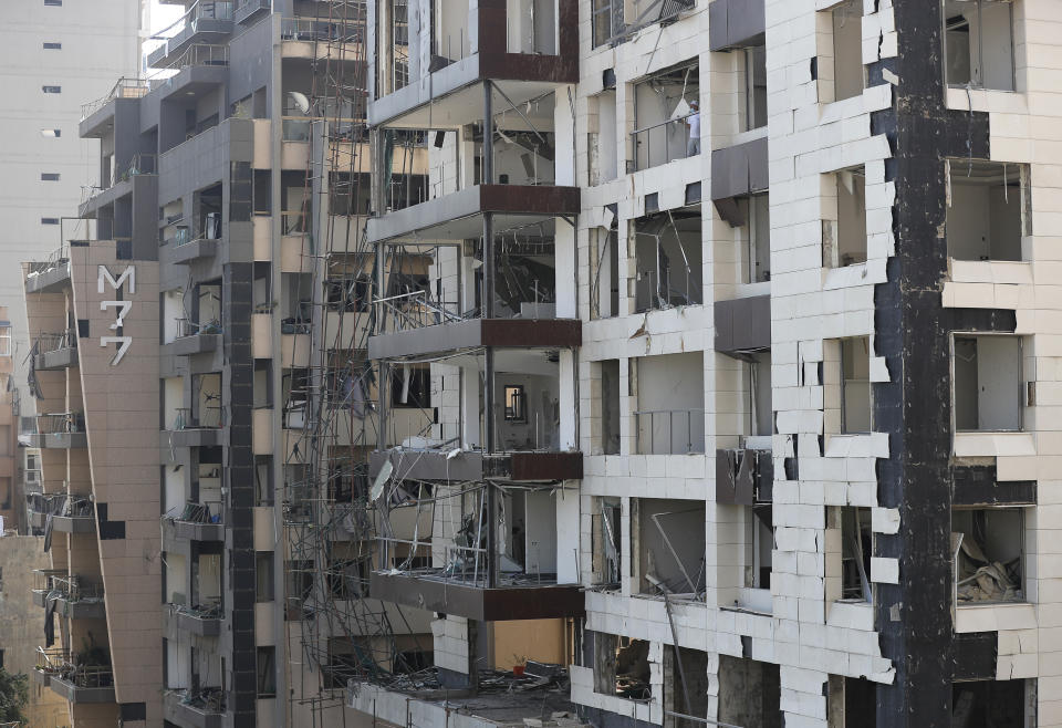 La città è distrutta "così tanto da sembrare Hiroshima", ha detto il governatore della capitale libanese. Auto ed edifici semidistrutti e detriti sulla strada. E in quasi tutto il centro cittadino praticamente nessun edificio è rimasto con i vetri intatti.