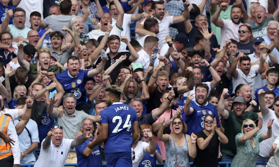 Reece James celebra tras anotar el segundo gol de Chelsea ante Tottenham Hotspur en la Liga Premier, el domingo 14 de agosto de 2022. (AP Foto/Ian Walton)