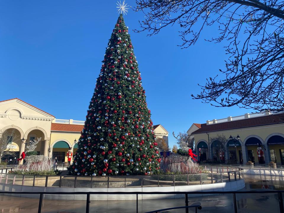 christmas tree at tanger outlets