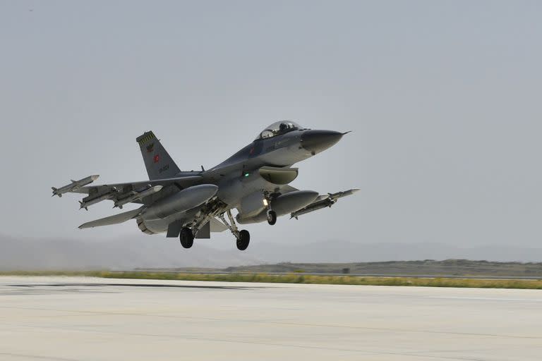 28/06/2020 Un avión de combate F-16 turco durante la maniobra de despegue POLITICA EUROPA TURQUÍA MINISTERIO DE DEFENSA DE TURQUÍA