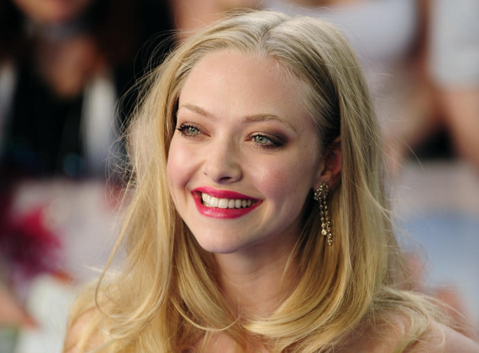 U.S. actress Amanda Seyfried poses as he arrives for the world premiere of "Mamma Mia" at Leicester Square in London June 30, 2008.  REUTERS/Dylan Martinez     (BRITAIN)