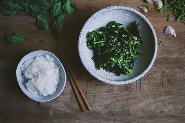 Garlicky Stir-Fried Pea Shoots (Da Dou Miao) by Betty | le jus d'orange