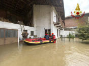 Vigili al lavoro per soccorrere alcune persone rimaste isolate a Cardè, vicino a Cuneo (Italian Firefighters Vigili del Fuoco via AP).