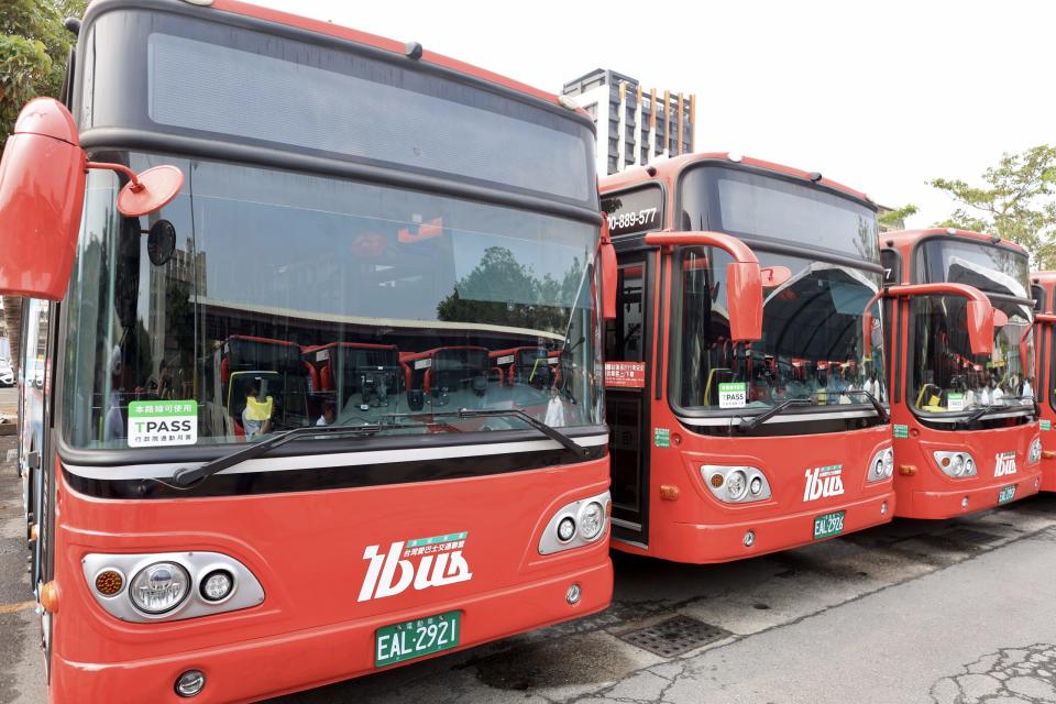 市長陳其邁參觀電動公車及其充電設施，試乘及體驗模擬安全駕駛。〈圖/記者蔡宗武翻攝〉