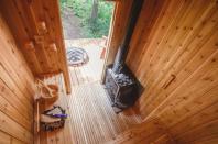 <p>Precisamente la sauna es otro de los elementos más destacados del lugar.<br>Foto: Airbnb/<a rel="nofollow noopener" href="https://es.airbnb.com/rooms/25687274?guests=1&adults=1" target="_blank" data-ylk="slk:Crystal Peak Lookout;elm:context_link;itc:0;sec:content-canvas" class="link ">Crystal Peak Lookout</a> </p>