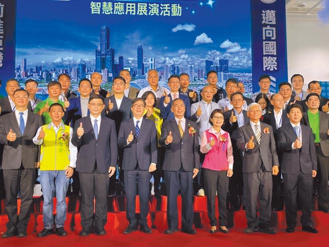 中油公司在高雄亞洲新灣區成立「5G AIoT推動專案辦公室」，高雄市長陳其邁（前排左四）13日前往高雄展覽館參加揭牌儀式。（洪浩軒攝）