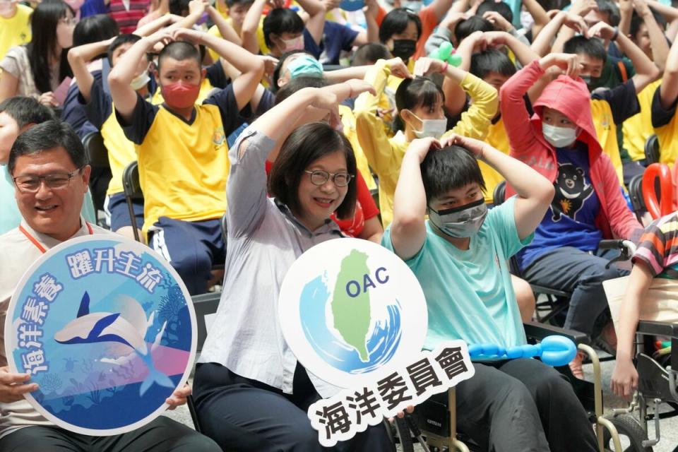管碧玲(前排左二)參與「海洋有愛 學習無礙」活動。   圖：海洋委員會/提供