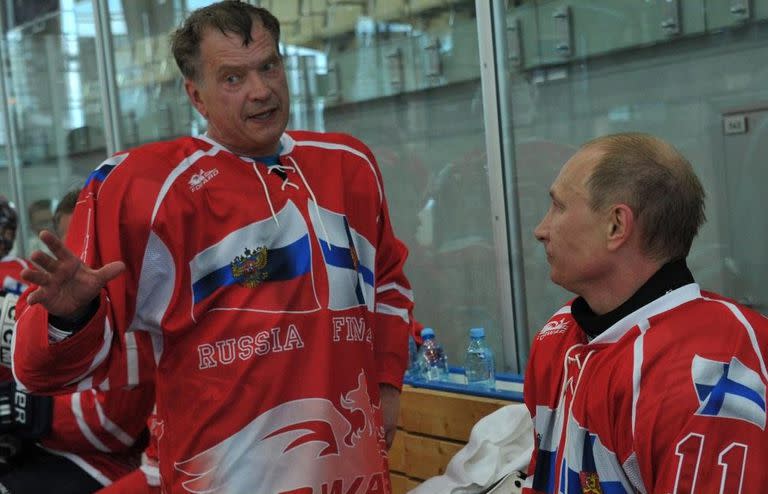 El presidente de Finlandia, Sauli Niinisto, y su homólogo ruso, Vladimir Putin, en un partido de hockey sobre hielo en 2012.