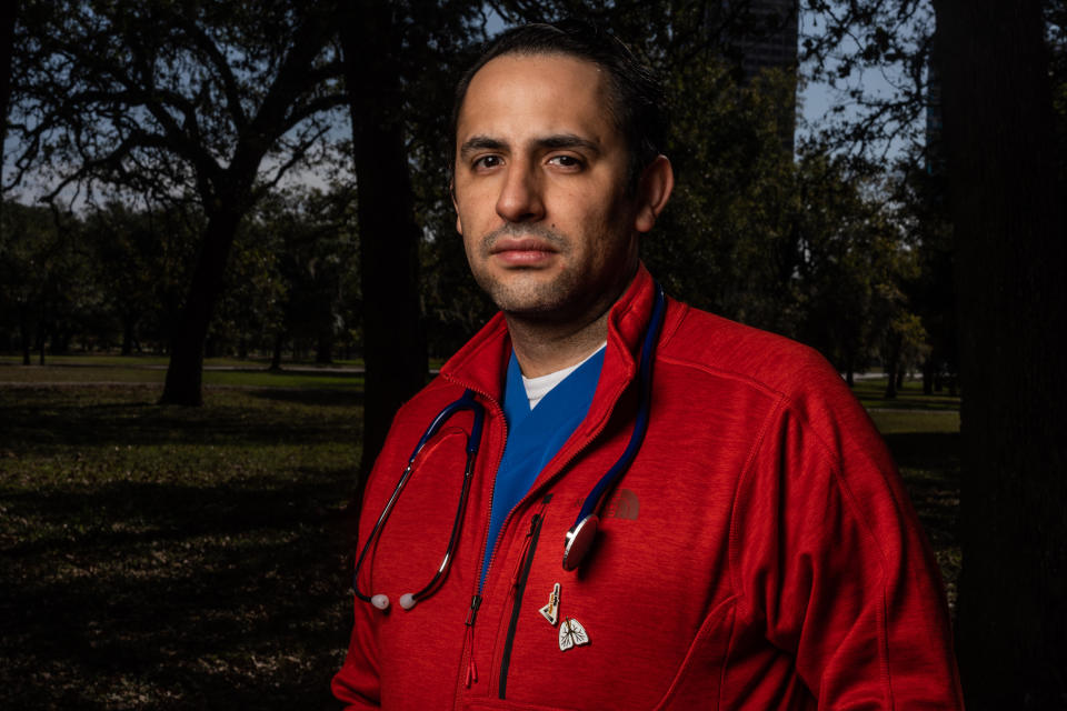 Orlando Garner, médico de cuidados intensivos en Texas, cerca del hospital donde trabaja en Houston, el 15 de noviembre de 2020. (Michael Starghill Jr./The New York Times).