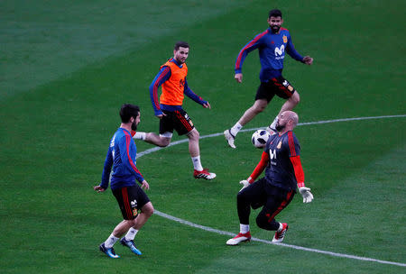 Soccer Football - Spain Training - Wanda Metropolitano, Madrid, Spain - March 26, 2018 Spain's Isco and Pepe Reina during training REUTERS/Juan Medina