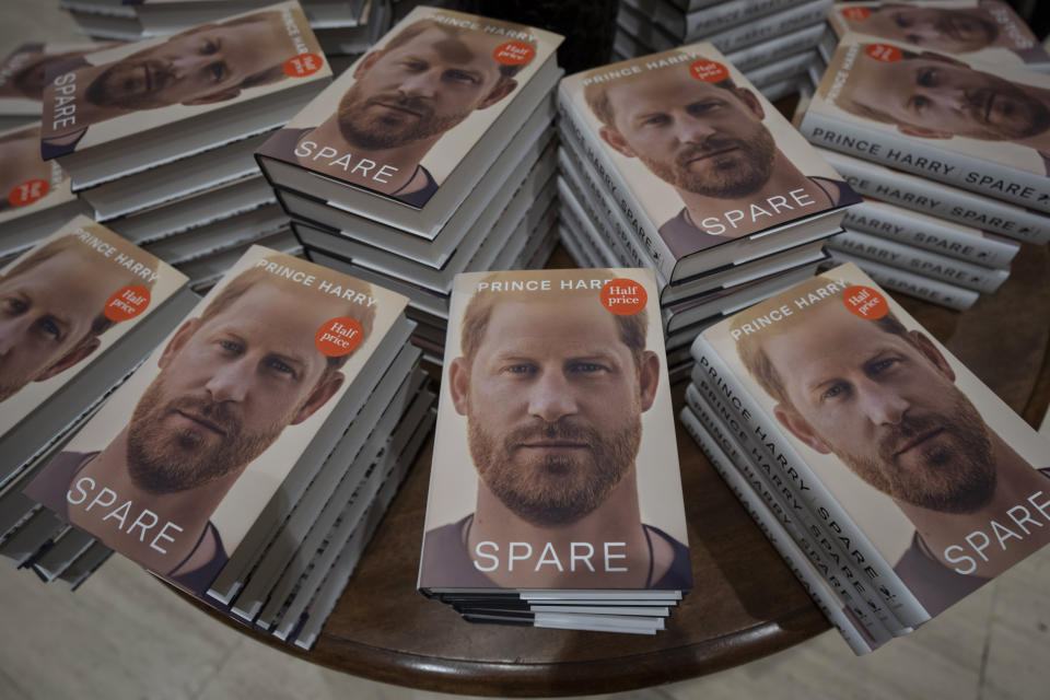 Ejemplares del libro del príncipe Enrique "Spare" en una librería en Londres el 10 de enero de 2023. El libro del príncipe Enrique “Spare” (“Spare: En la sombra”) vendió más de 3,2 millones de ejemplares en mercados de habla inglesa a una semana de su publicación y probablemente será uno de los libros de memorias más vendidos de todos los tiempos. (Foto AP/Kin Cheung)