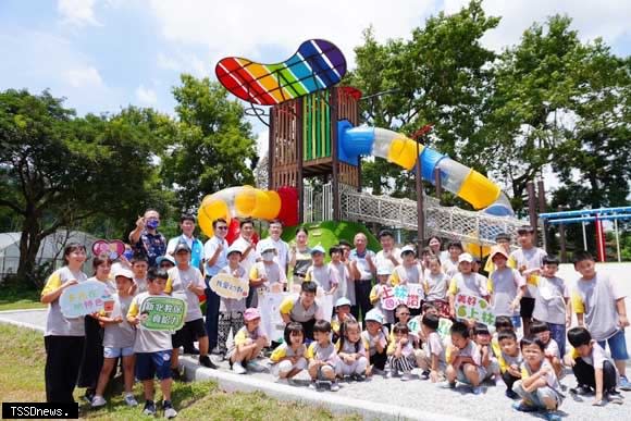 上林國小附幼特色遊戲場開箱大合影。(圖：新北市教育局提供)