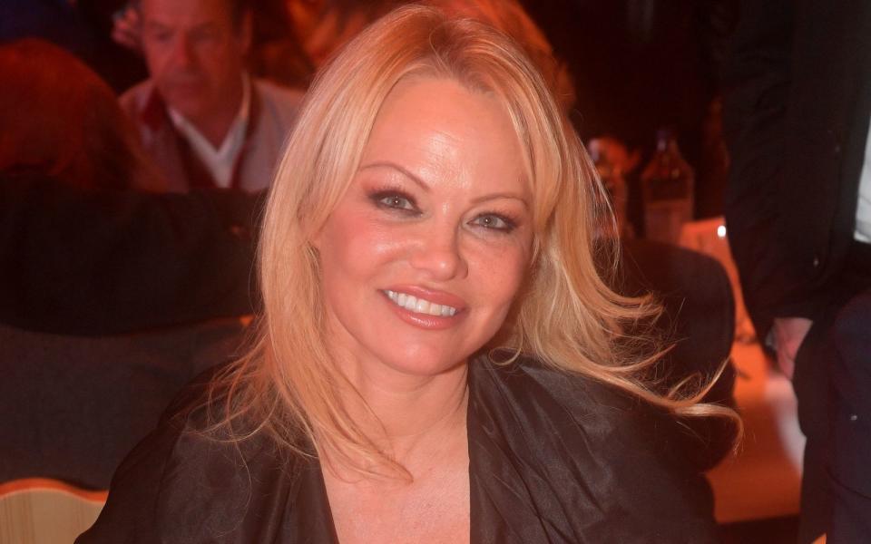 <p>Ist sie im tiefsten Herzen eine Romantikerin? Sicher ist: Pamela Anderson traut sich immer wieder. An Weihnachten 2020 heiratete sie ihren Bodyguard Dan Hayhurst: "Ich bin genau da, wo ich sein sollte - in den Armen eines Mannes, der mich aufrichtig liebt", erklärte sie damals. Nur ein Jahr später ist auch Ehe Nummer fünf am Ende, das Paar lässt sich scheiden, wie Andersons Manager gegenüber "People" bestätigte. (Bild: Hannes Magerstaedt/Getty Images)</p>