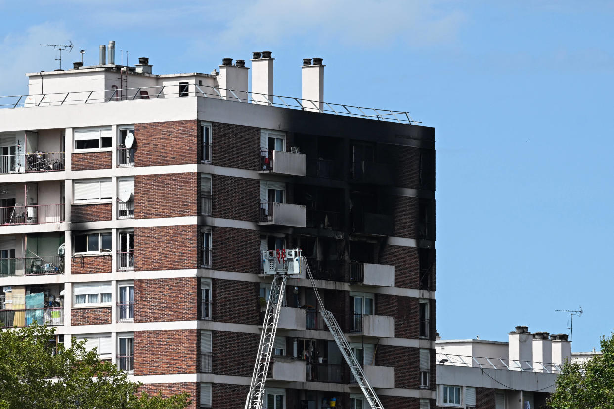 Les pompiers au 9e étage d’un immeuble résidentiel après un incendie, à L’Île-Saint-Denis, en Seine-Saint-Denis, le 19 août 2023.