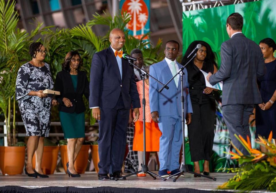 Oliver Gilbert reacciona antes de jurar el cargo durante su ceremonia de juramento como nuevo presidente de la Comisión del Condado Miami-Dade en el Hard Rock Stadium en Miami Gardens, Florida, el jueves 15 de diciembre de 2022.