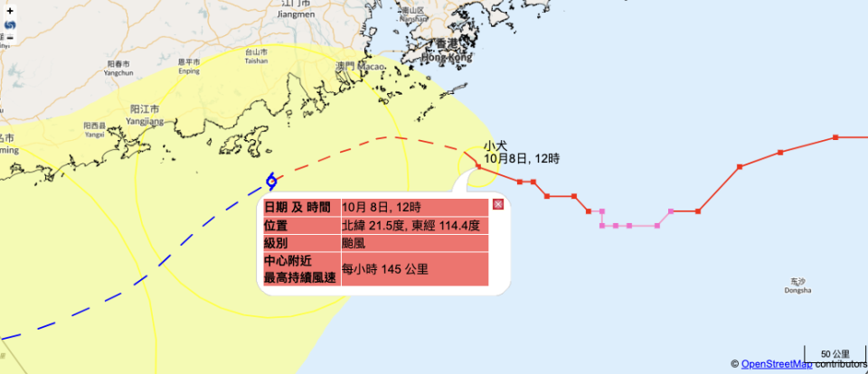 熱帶氣旋路徑資訊 - 地理信息系統版，2023 年 10 月 8 日 12 時發布。小犬過往數小時仍然以偏西北方向移動，現時已進入本港百公里範圍內，屬於「正面吹襲」。正午 12 時，颱風小犬集結在香港天文台之東南偏南約 90 公里，即在北緯 21.5 度，東經 114.4 度附近。中心附近最高持續風速為 145 公里。（點擊可放大）