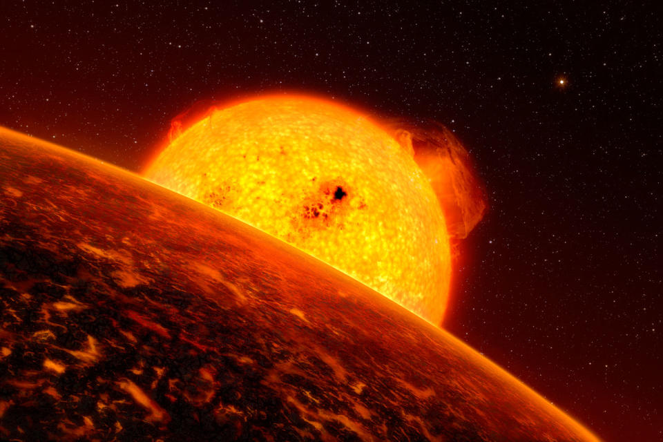     Illustration eines schmelzenden Exoplaneten mit seinem feurig gelb-orangefarbenen Stern im nahen Hintergrund. 