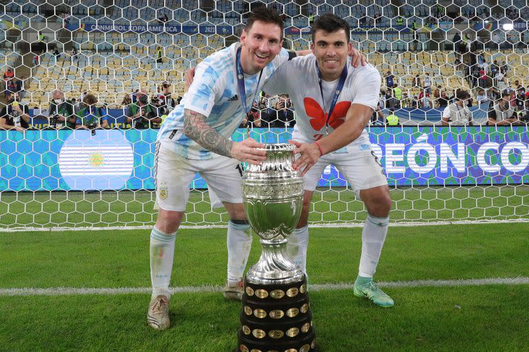Lionel Messi y Marcos Acuña en la final de la Copa América