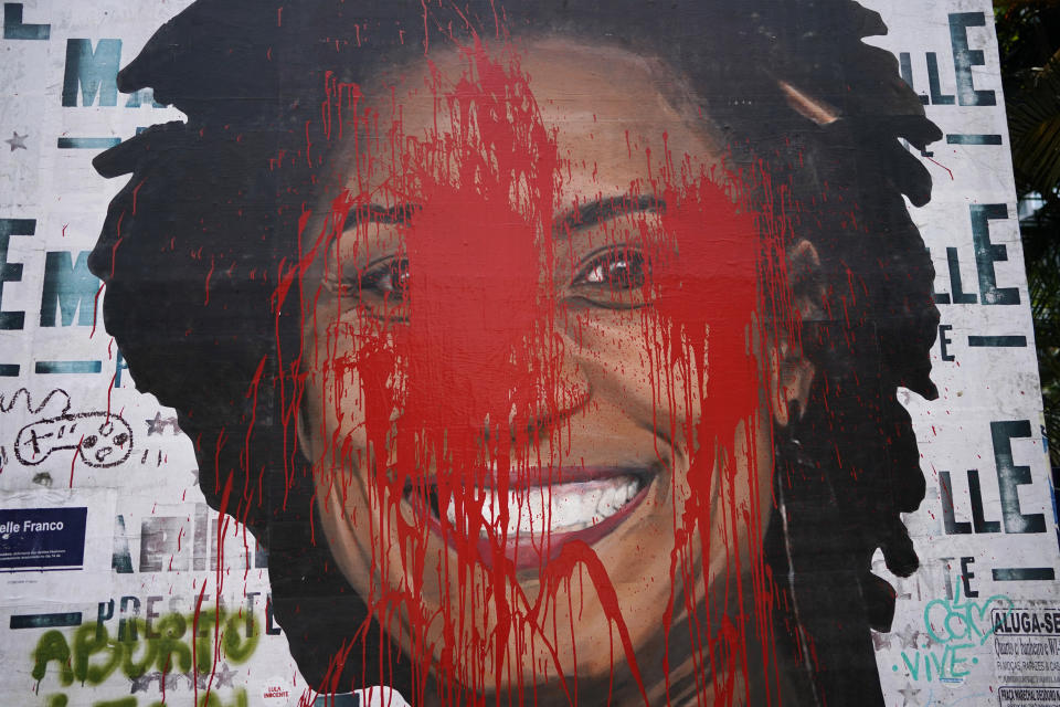 Un mural de la asesinada concejal carioca Marielle Franco está manchado por pintura roja, en Sao Paulo, Brasil, el martes 22 de enero de 2019. (AP Foto/Víctor R. Caivano)