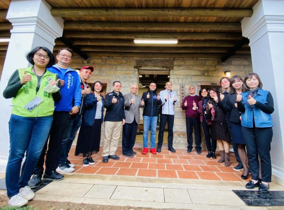 新北市歷史建築再增一處，座落淡水區三民街巷道內的日治時代畫家木下靜涯舊居修復後昨日揭幕，即日起開放免費參觀。（記者吳瀛洲攝）