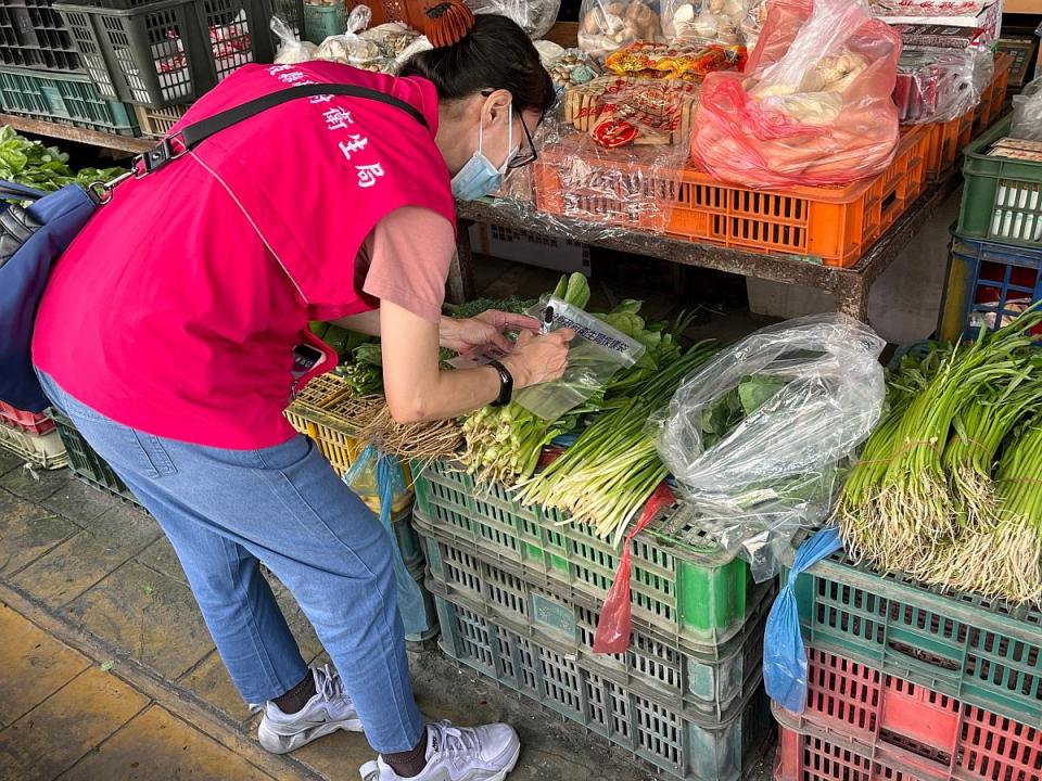 3件蔬菜和1件水果的農藥殘留超過法定殘留標準，南投縣衛生局已要求業者產品下架。（圖：衛生局提供）