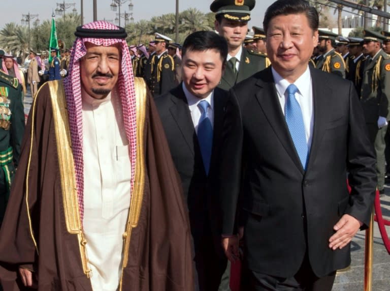 Saudi King Salman bin Abdelaziz (L) escorts Chinese President Xi Jinping upon his arrival in Riyadh, on January 19, 2016