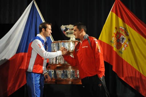 Radek Stepanek (I), de República Checa, y Nicolás Almagro, de España, se saludan delante de la ensaladera de plata, el 15 de noviembre de 2012 en Praga, previo a la final de la Copa Davis. (AFP | michal cizek)