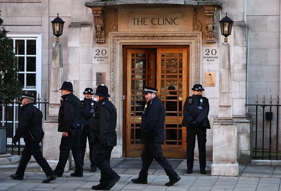Policías custodiando la London Clinic, donde fueron operados el rey Carlos III y la princesa Kate (Photo by HENRY NICHOLLS / AFP) (Photo by HENRY NICHOLLS/AFP via Getty Images)
