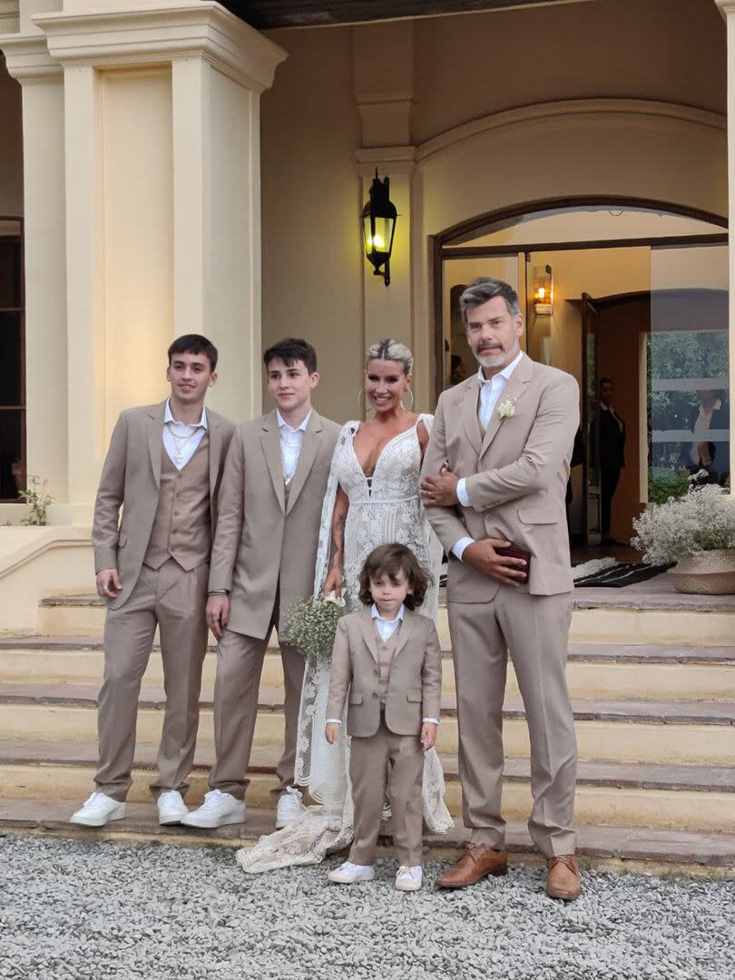 Tomás y Juan Otero junto a su hermano menor, Felipe, en el casamiento de Florencia Peña con Ramiro Ponce de León