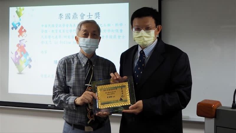 王蒞君教授為李國鼎會士獎得主，由李國鼎基金會萬其超秘書長頒發。（圖／國立東華大學提供）