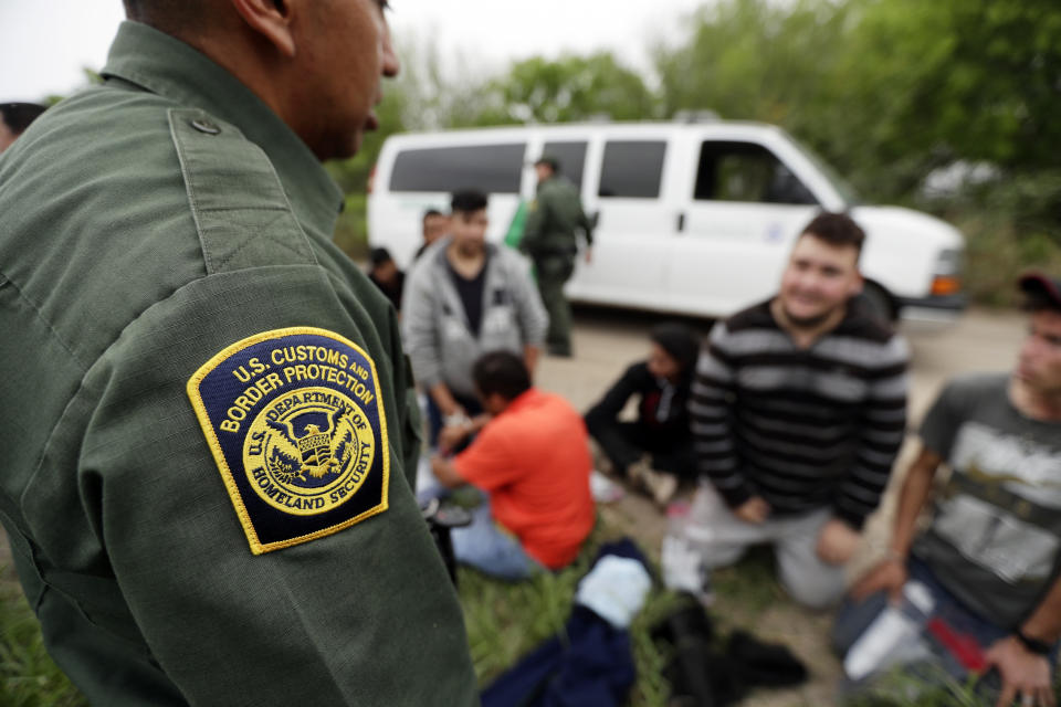 ARCHIVO - En esta foto de archivo del jueves 14 de marzo de 2019, un agente de la Patrulla Fronteriza habla con un grupo sospechoso de haber ingresado ilegalmente a Estados Unidos cerca de McAllen, Texas. La administración Trump ha cerrado silenciosamente el sistema de asilo de la nación por primera vez en décadas en medio de la preocupación por el nuevo coronavirus (AP Foto/Eric Gay, Archivo)