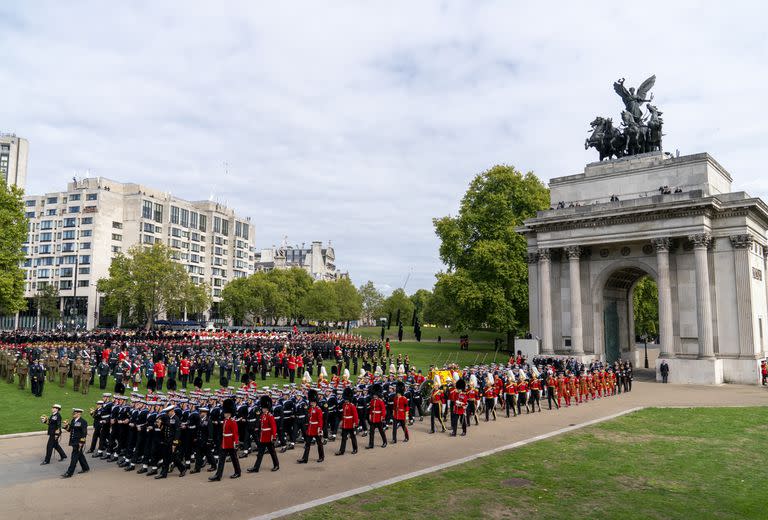 El carruaje que lleva el féretro de la Reina Isabel II pasa por el Arco de Wellington