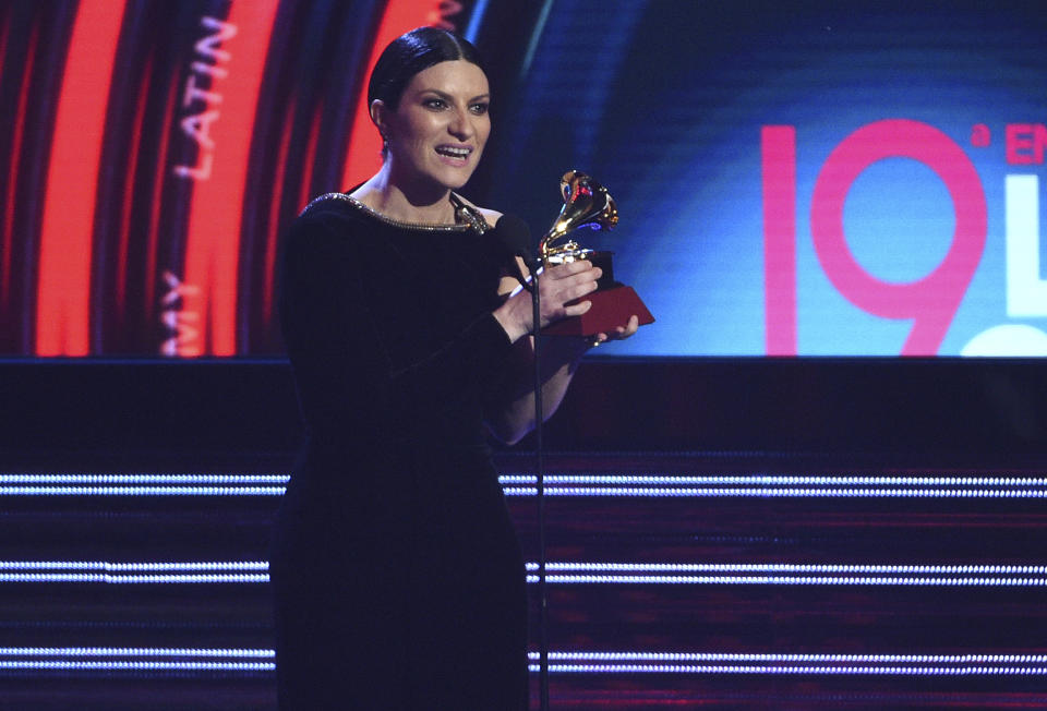 Laura Pausini recibe el premio al mejor álbum vocal pop tradicional por "Hazte Sentir" en los Latin Grammy el jueves 15 de noviembre de 2018 en el MGM Grand Garden Arena en Las Vegas. (Foto Chris Pizzello/Invision/AP)