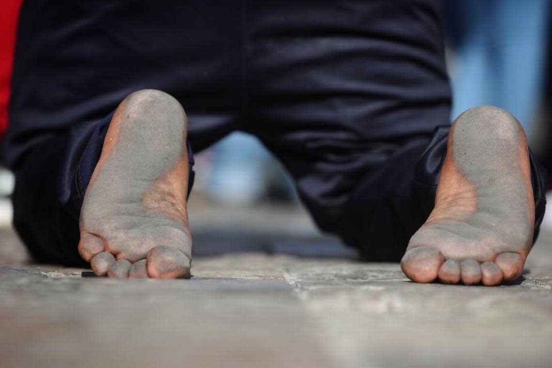 Detalle de los pies de un católico que participa en una peregrinación hacia la Basílica de Guadalupe en Ciudad de México.