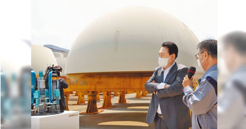 韓國總統尹錫悅（右二）上月走訪慶南昌原鬥山核電廠。（摘自韓國總統府官網）