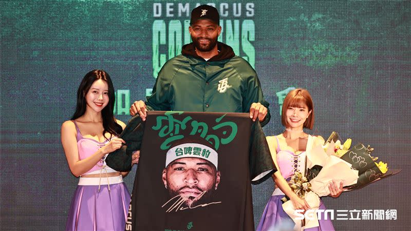 「表弟」卡森斯（DeMarcus Cousins）加盟記者會，曝光初登場周邊商品。（圖／記者劉彥池攝影）