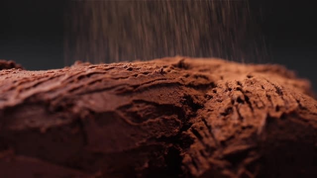 Dusting log cake with milo powder