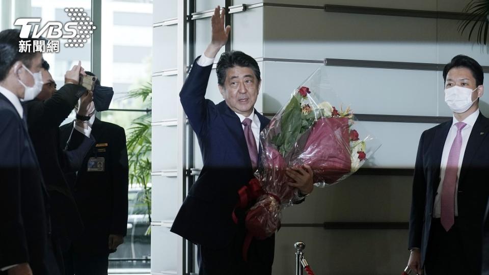 安倍晉三和外公岸信介的遭遇相似，都在奧運開幕前辭去首相職務。（圖／達志影像美聯社）