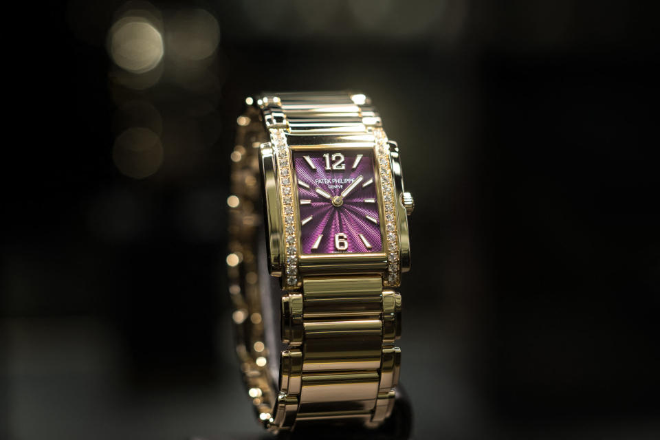  Eine Uhr, ausgestellt am Stand des Schweizer Luxusuhren- und Uhrenherstellers Patek Philippe während des Eröffnungstages der Luxusuhrenmesse „Watches and Wonders Geneva“. - Copyright: FABRICE COFFRINI / Getty Images