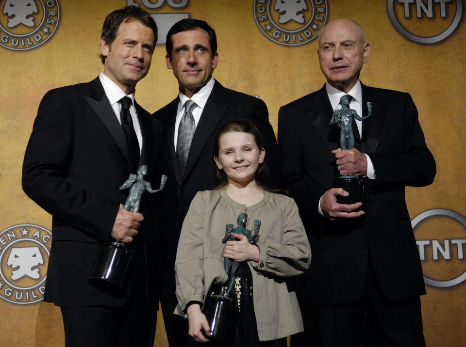 ARCHIVO - Greg Kinnear, de izquierda a derecha, Steve Carell, Abigail Breslin y Alan Arkin con sus premios a mejor elenco en una película por "Little Miss Sunshine" en la 13a entrega anual de los Premios del Sindicato de Actores de la Pantalla en Los Angeles el 28 de enero de 2007. Arkin, el actor de carácter que demostró su versatilidad en la comedia y el drama al recibir recibió cuatro nominaciones al Premio de la Academia y ganó un Oscar en 2007 por "Little Miss Sunshine", falleció a los 89 años. (Foto AP/Chris Pizzello, archivo)