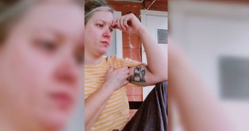 ▲一名美國媽媽接受「最無意義刺青」挑戰，影片中只見她捲起袖子露出刺青，讓不少網友捧腹大笑，在網上被瘋傳。 (圖|翻攝自抖音)