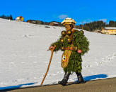 <p>Im Schweizer Kanton Appenzell Ausserrhoden ziehen zur Jahreswende die Silvesterkläuse von Haus zu Haus, wo sie traditionell Tänze abhalten, mit ihren Schellen viel Lärm machen, damit die bösen Geister verjagen und ein gutes Jahr wünschen. (Bild: ddp/imagebroker/Guenter Fischer) </p>