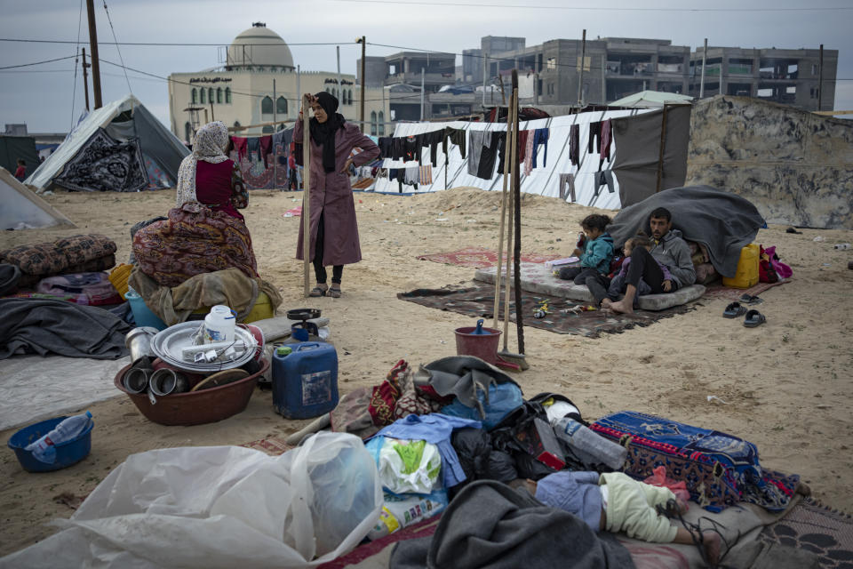 Palestinians displaced by the Israeli ground offensive on the Gaza Strip arrive in the Muwasi area Thursday, Dec. 7, 2023. AP Photo/Fatima Shbair)