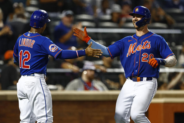 New York Mets' Jonathan Arauz, center, celebrates with Mark