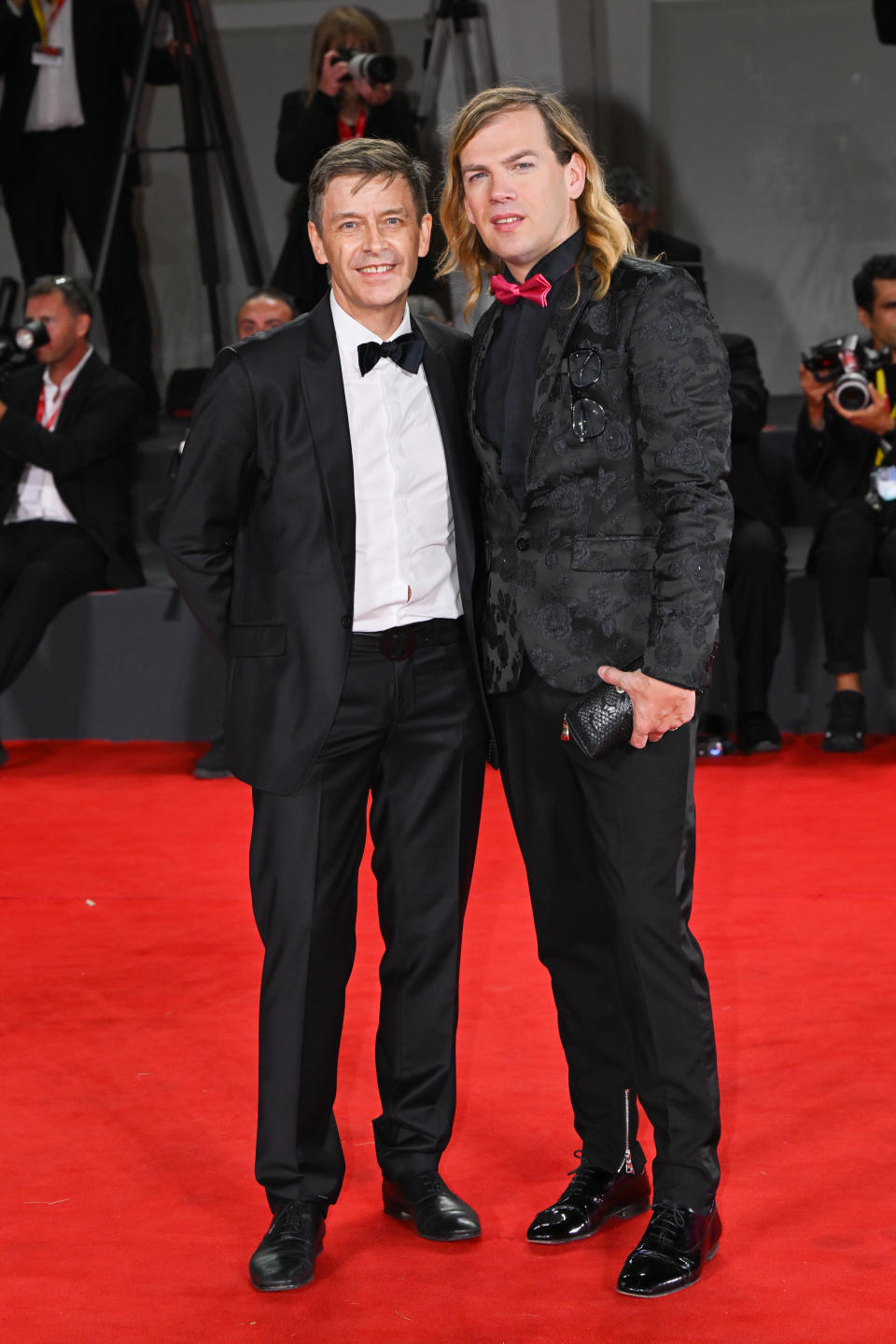 <p>Le créateur de mode Christophe Guillarmé et son compagnon Thierry Marsault étaient également présents sur le tapis rouge vénitien. (Photo by Stephane Cardinale - Corbis/Corbis via Getty Images)</p> 